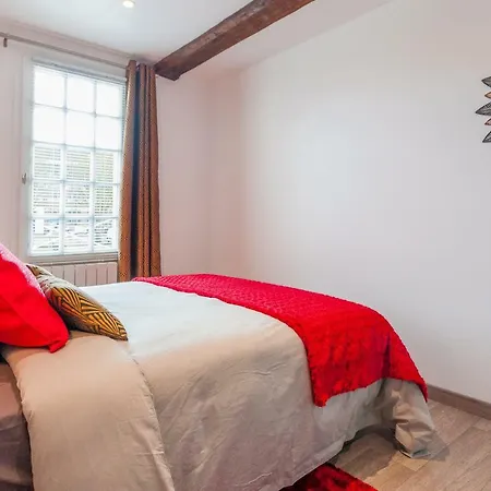 Le Quai Amienois - Nid Douillet Moderne Face A La Cathedrale * Амьен