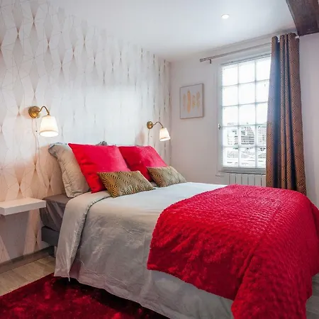 Le Quai Amienois - Nid Douillet Moderne Face A La Cathedrale Амьен