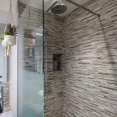 Le Quai Amienois - Nid Douillet Moderne Face A La Cathedrale * Амьен