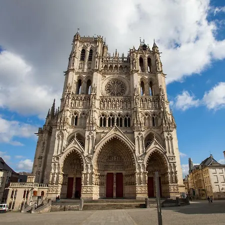 Le Quai Amienois - Nid Douillet Moderne Face A La Cathedrale * Амьен