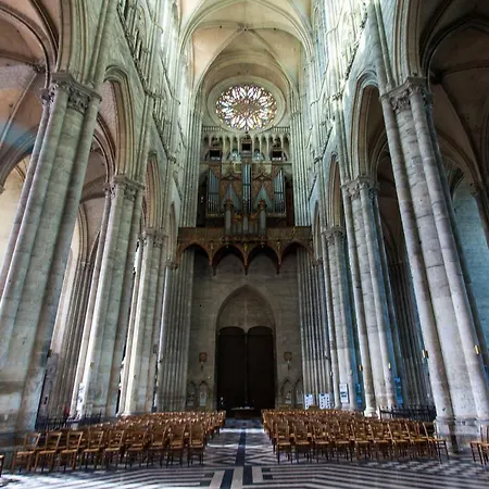 Le Quai Amienois - Nid Douillet Moderne Face A La Cathedrale * Amiens